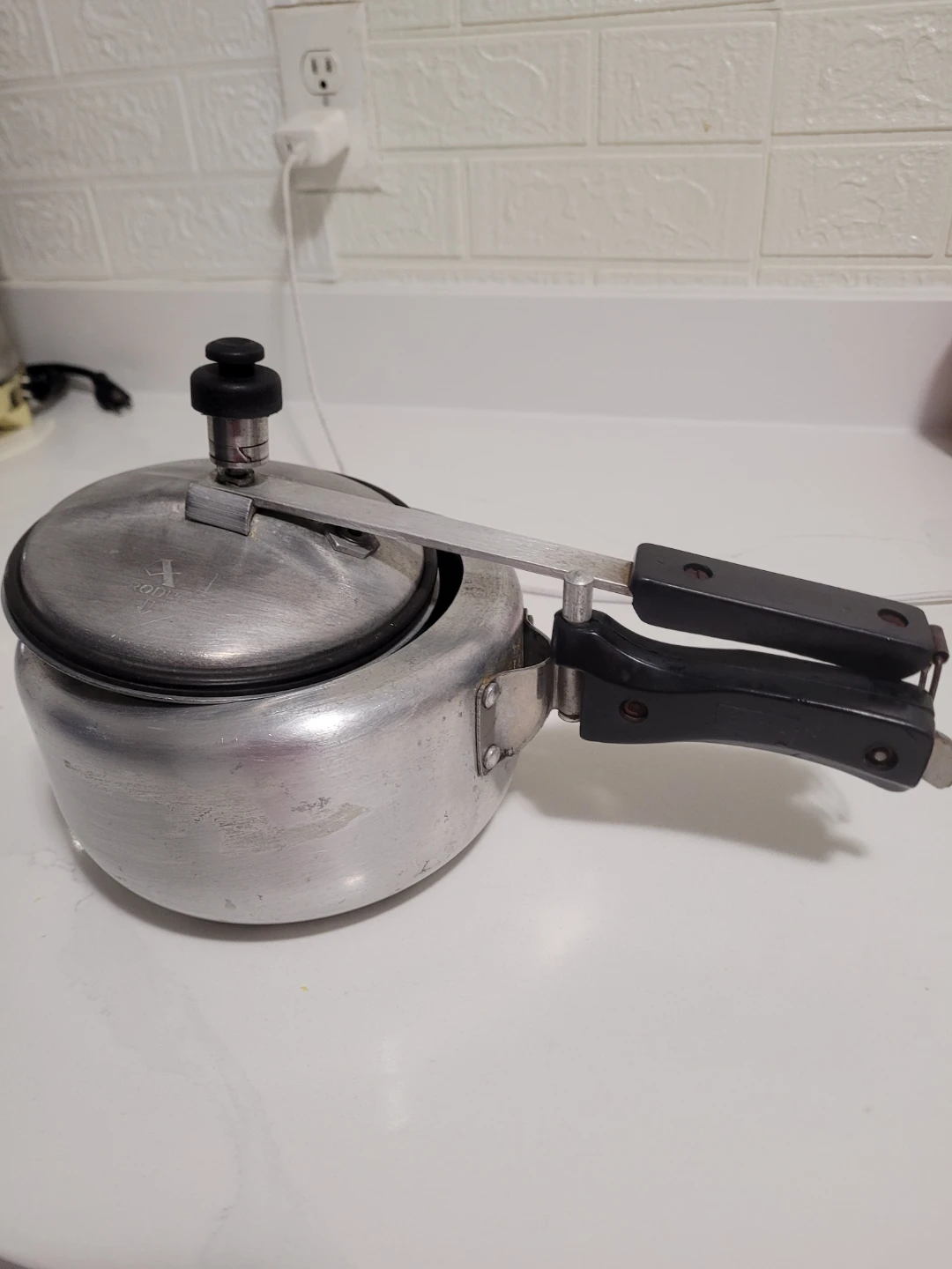 Pressure Cooker 2 litre $12