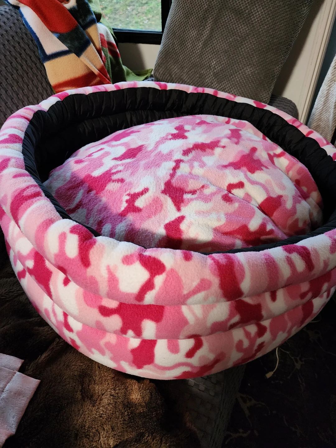 Two plush pet beds - photo 4