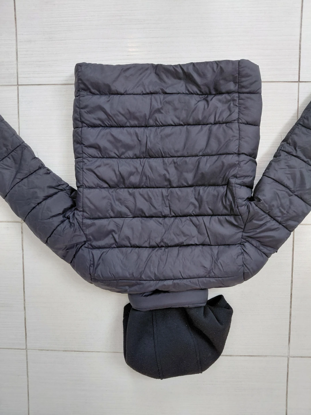 Guess Black Puffer Jacket Size 8 kids - photo 2