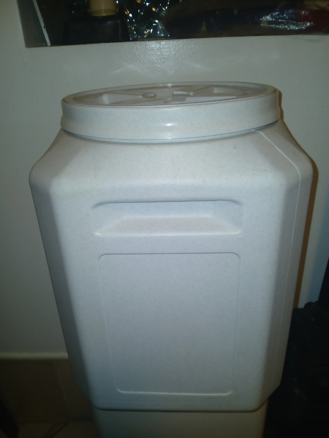 Pet food storage container