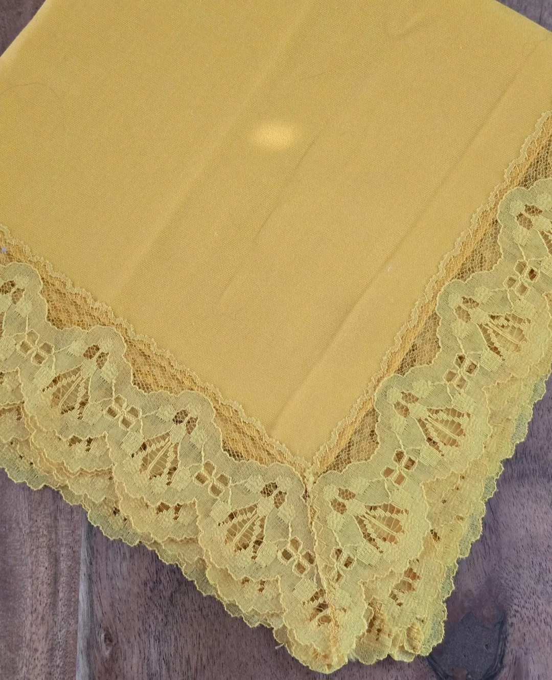 Set of 4 Yellow Napkins with Lace Detail