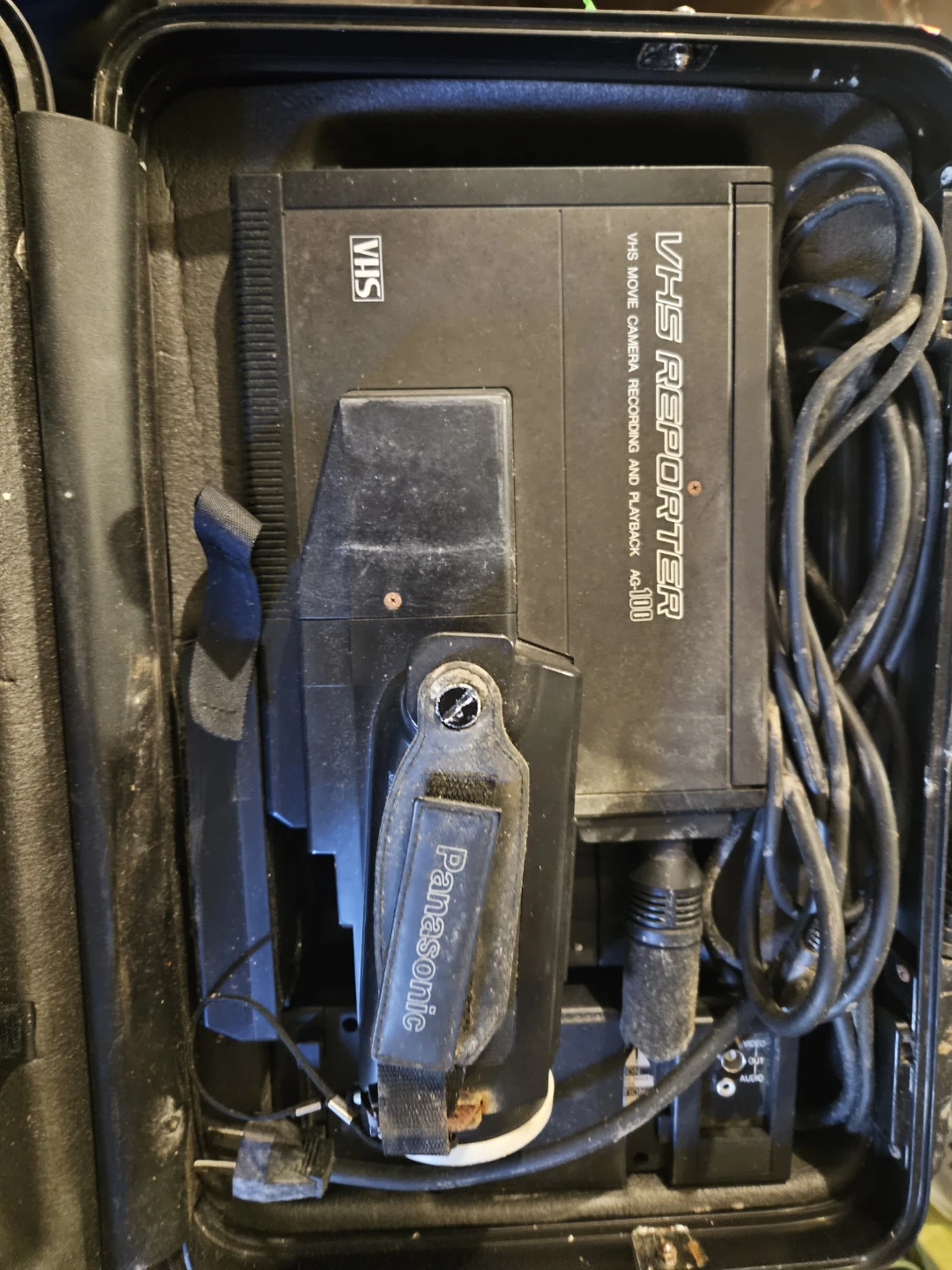 Panasonic VHS Reporter AG-100 Movie Camera - photo 2