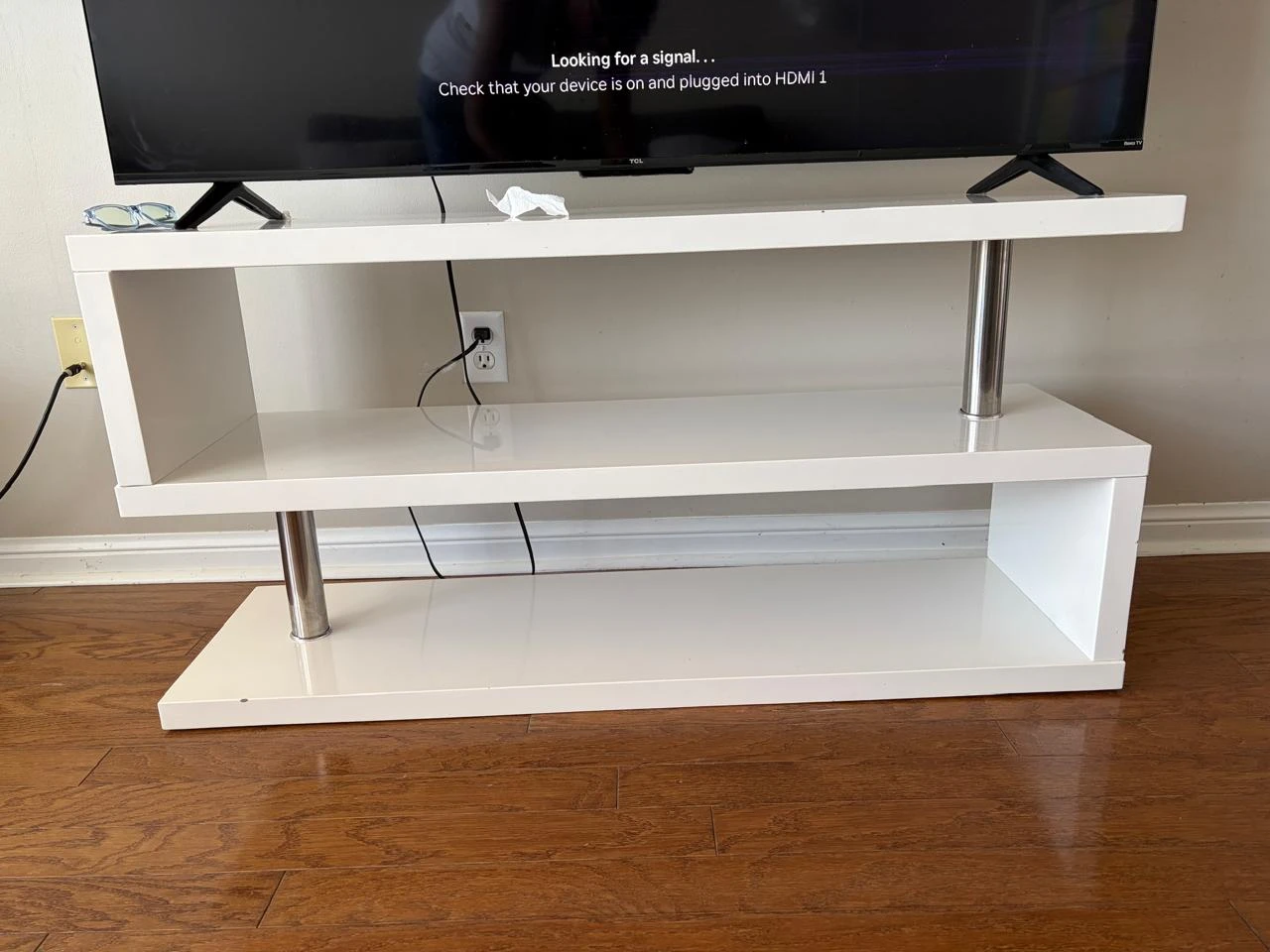 Modern White High Gloss S-Shaped TV Stand - photo 3