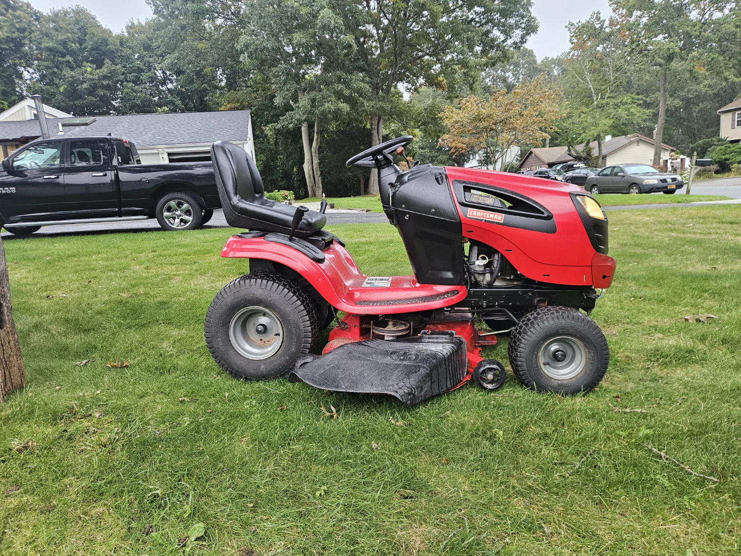 Craftsman YT3000 Riding Lawn Mower - photo 2