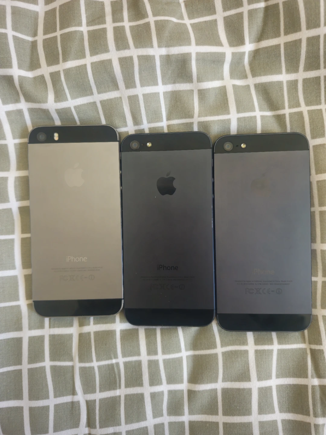 Three Apple iPhone 5S Units - photo 2