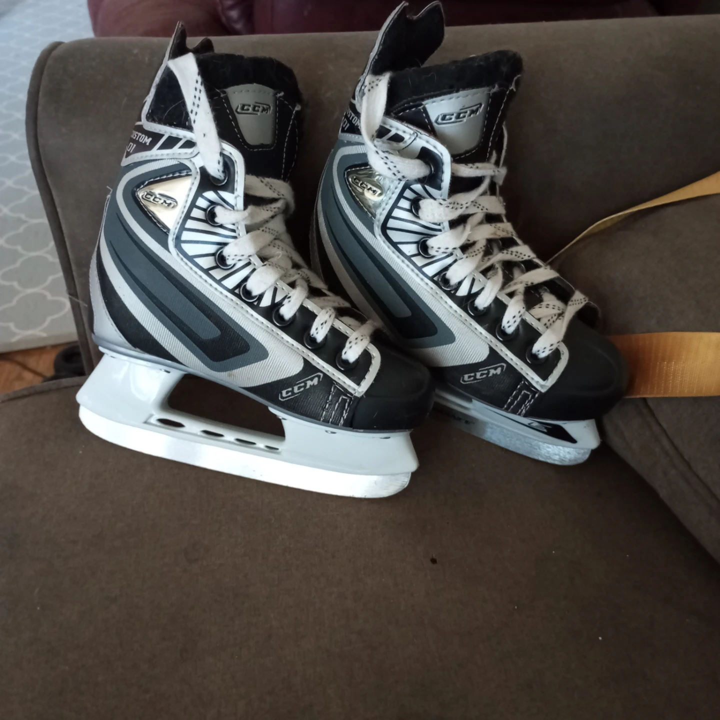 Boys hockey pair  of Skates - photo 2