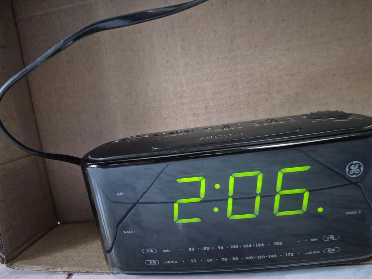 GE Digital AM/FM Clock Radio 7-4852B - photo 2