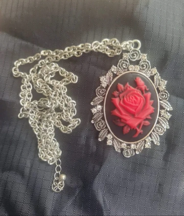 Victorian Rose Cameo Pendant Necklace - photo 3