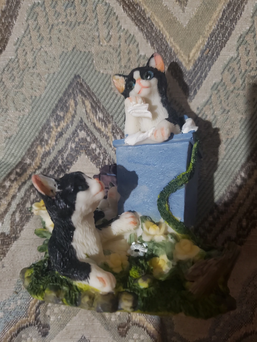 Black and White Kitten Statue - photo 2