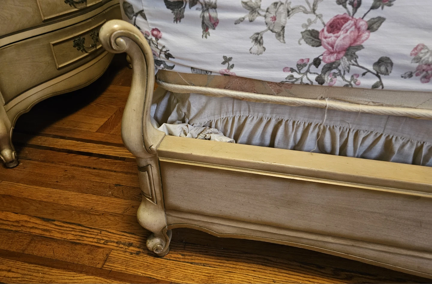 Vintage 6-Piece Solid Wood French Provincial Bedroom Set - photo 5