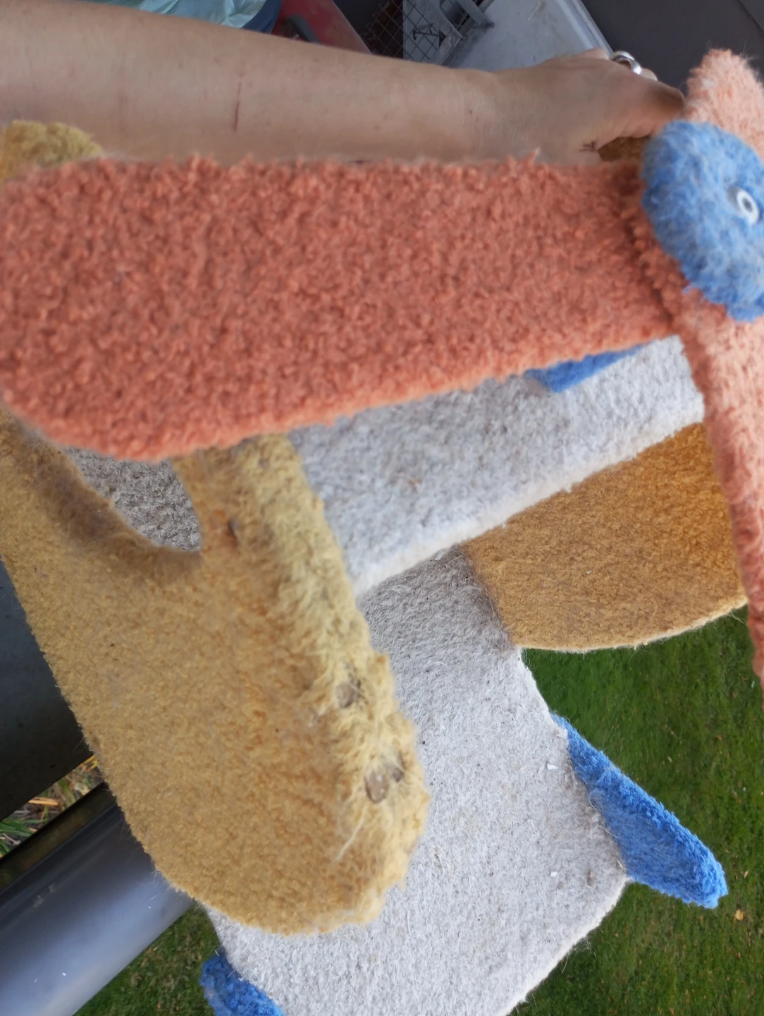 Helicopter-Shaped Cat Scratcher - photo 5