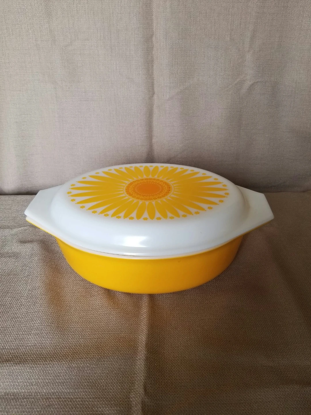 Vintage Pyrex 2.5 quart casserole dish