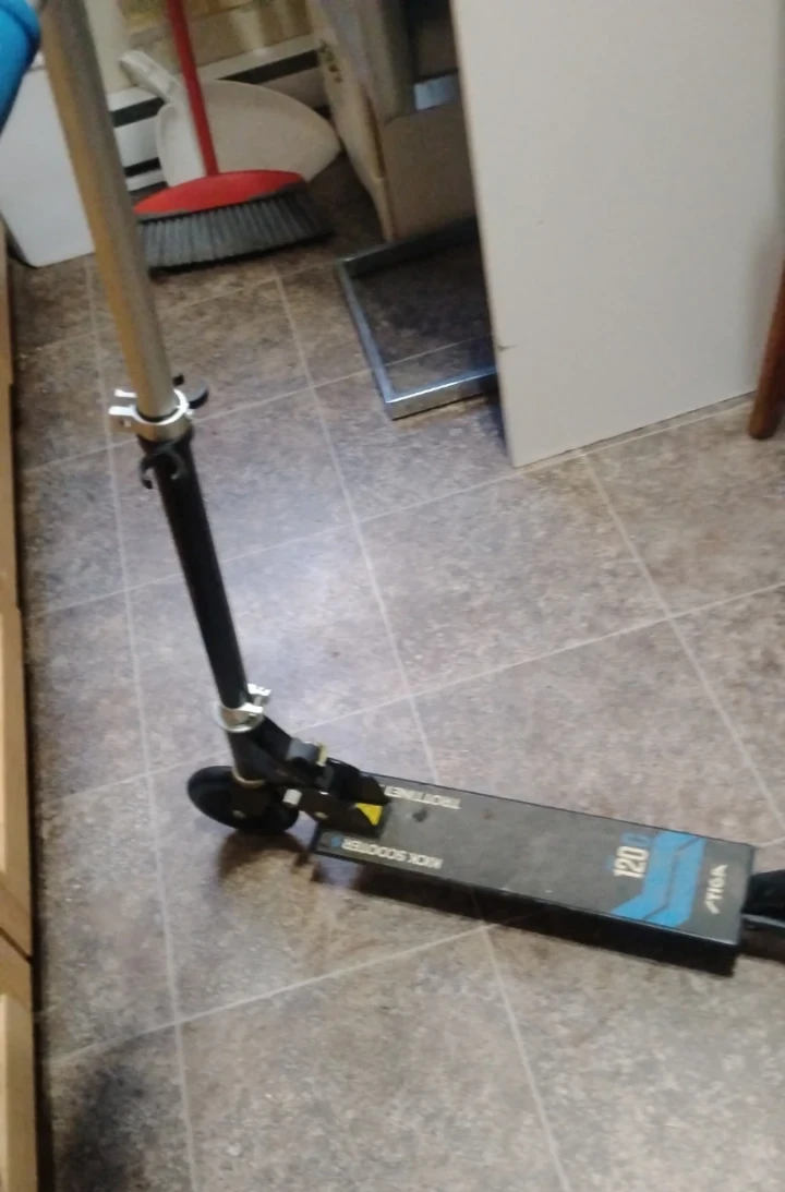 Foldable Kids Kick Scooter $10 - photo 3