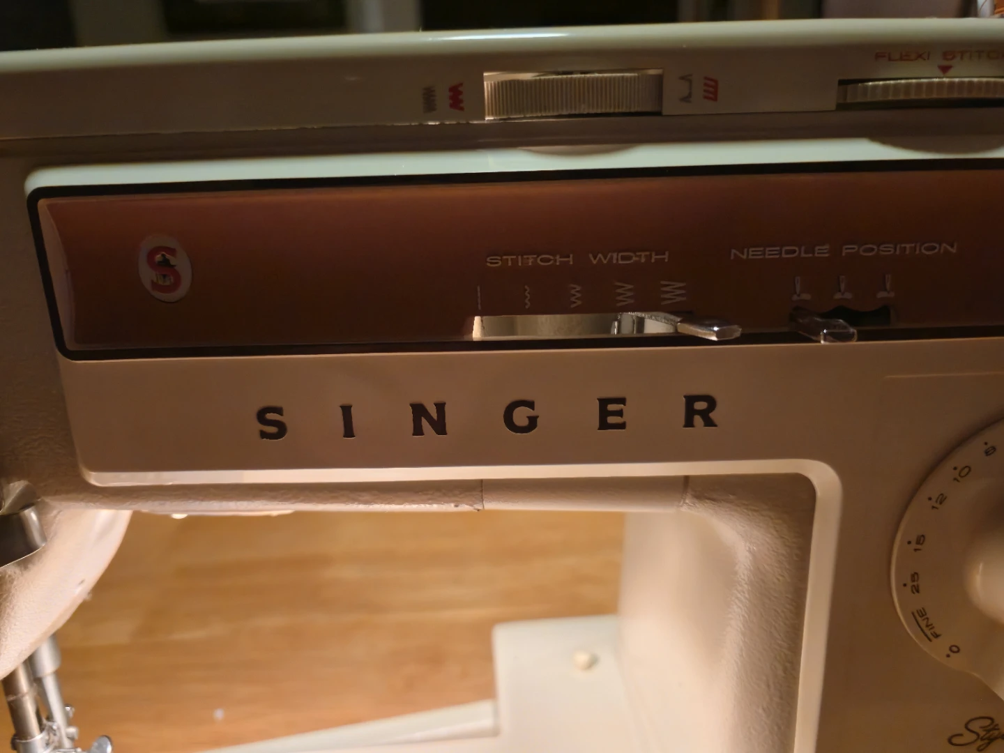 Singer Stylist 543 Sewing Machine w/ Foot Pedal & Manual - photo 2