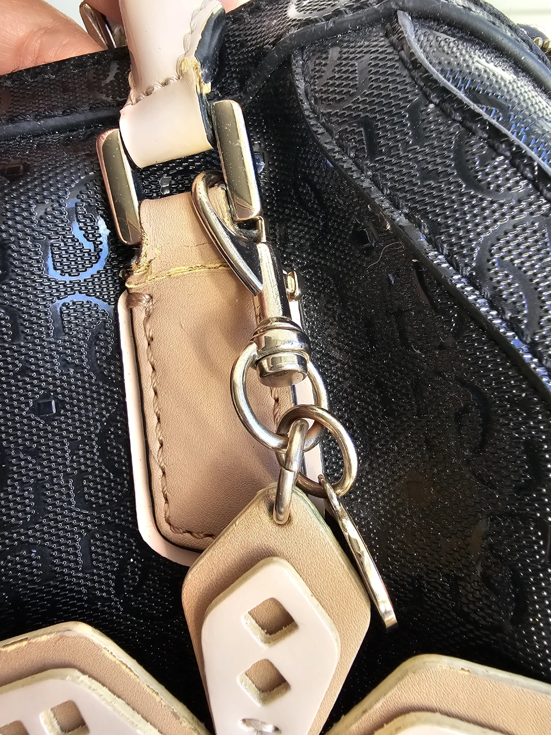 Guess Semi-gloss Handbag with Shoulder Strap - photo 4