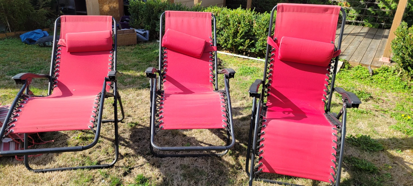 Three red zero gravity lounge chairs - photo 2