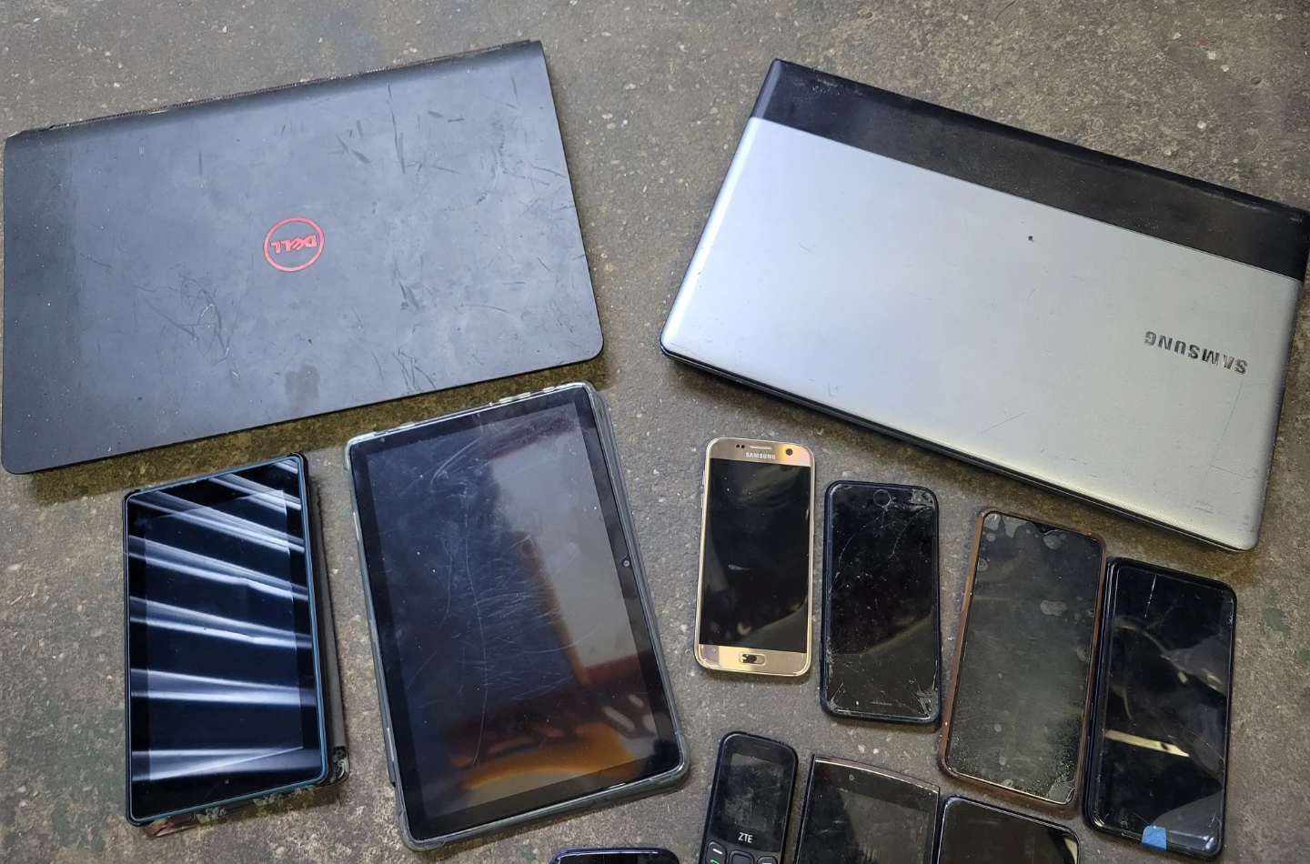 Assorted Laptop, Tablet, and Smartphone Collection - photo 2