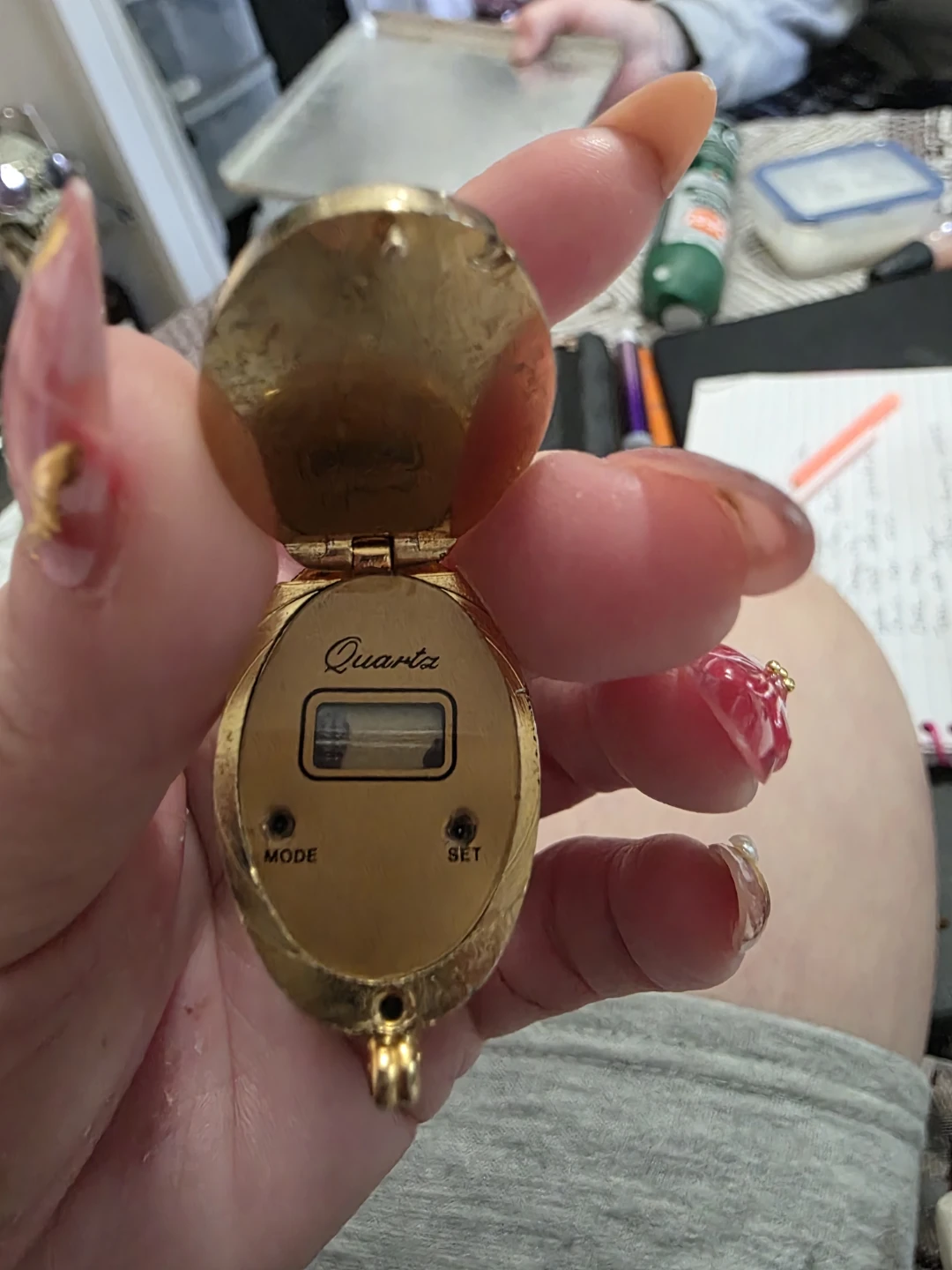 Vintage Gold Tone Quartz Cameo Pendant Watch - photo 3