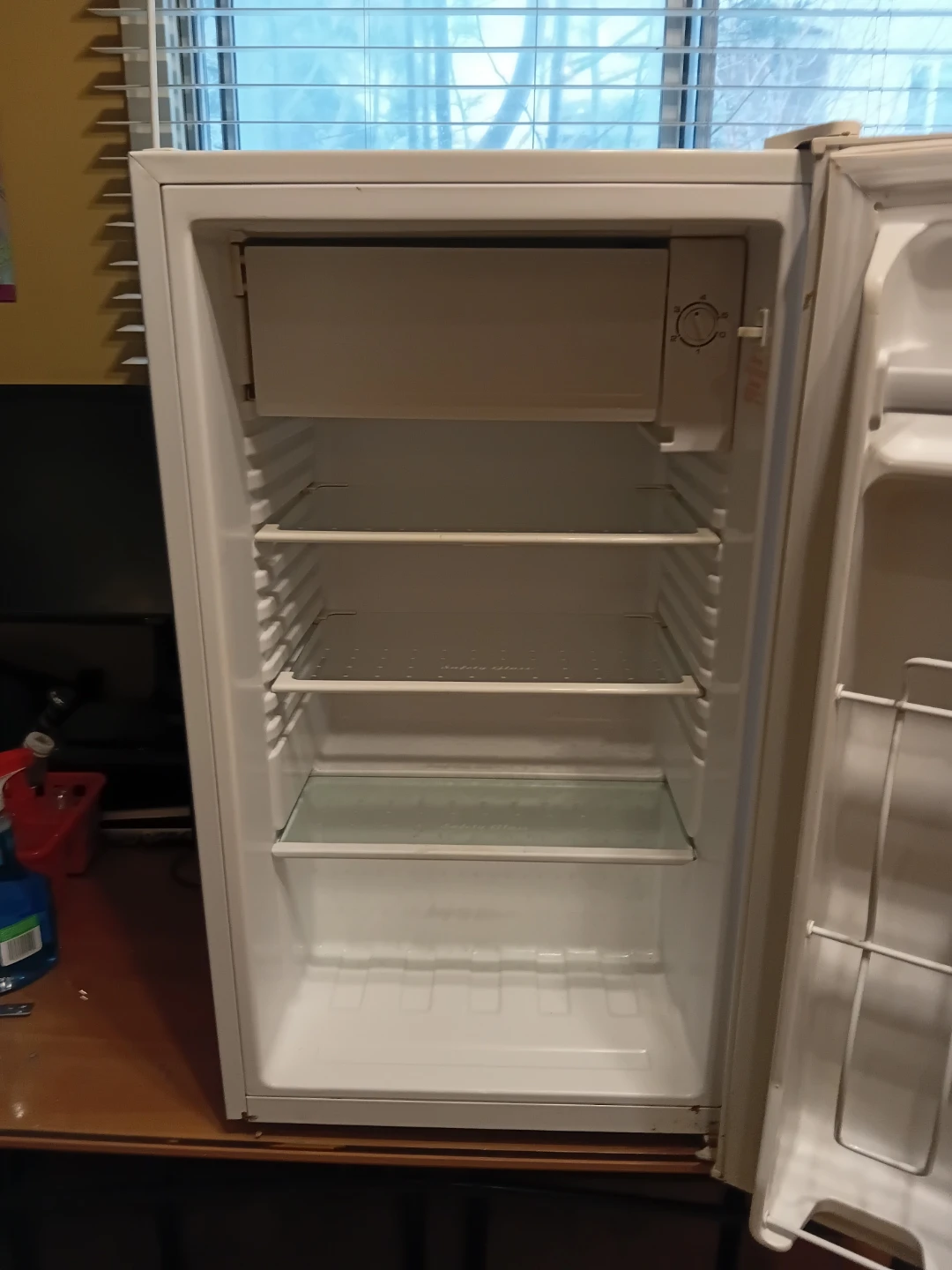 Magic Chef Compact White Mini Fridge READ DESCRIPTION ON SIZE - photo 2