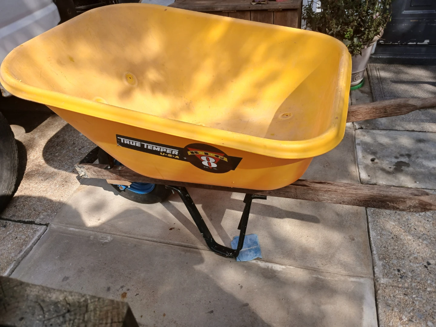 Heavy Duty True Temper Big 8 Wheelbarrow  42 L x 32W x 18D - photo 4
