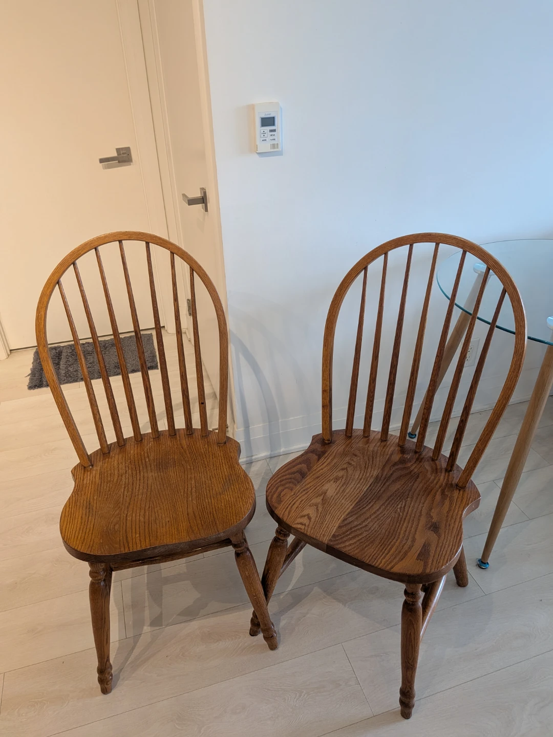 Move out sale: Set of two oak Windsor chairs - photo 5