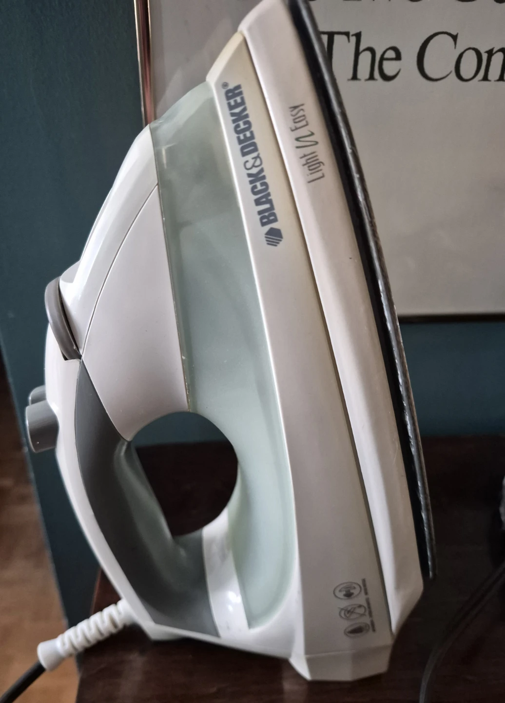 Steam iron Back and Decker with a 6 ft cords