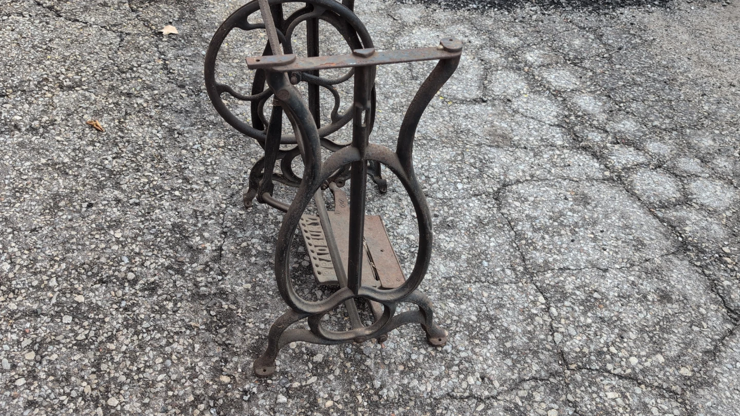 Vintage Bradbury Sewing Machine Base - photo 4