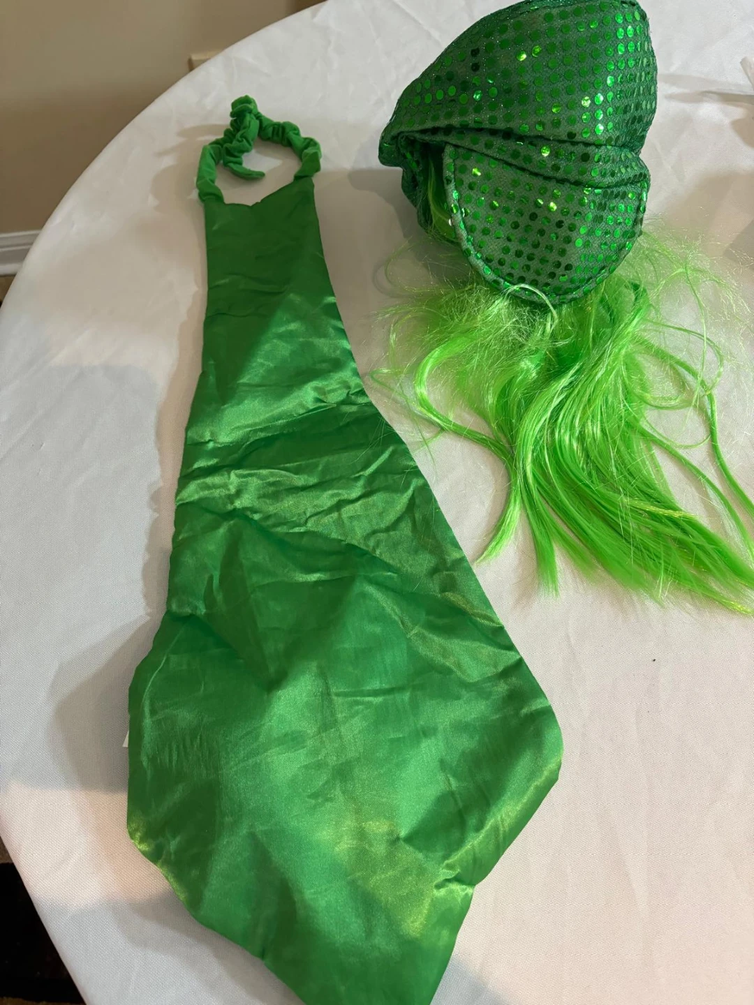 Green Sequined Hat and Tie Costume Accessory
