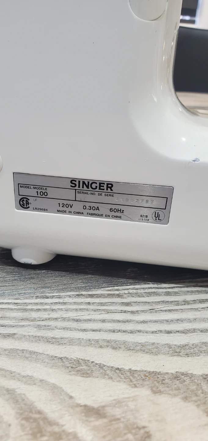 Singer Featherweight 100 Sewing Machine - photo 3