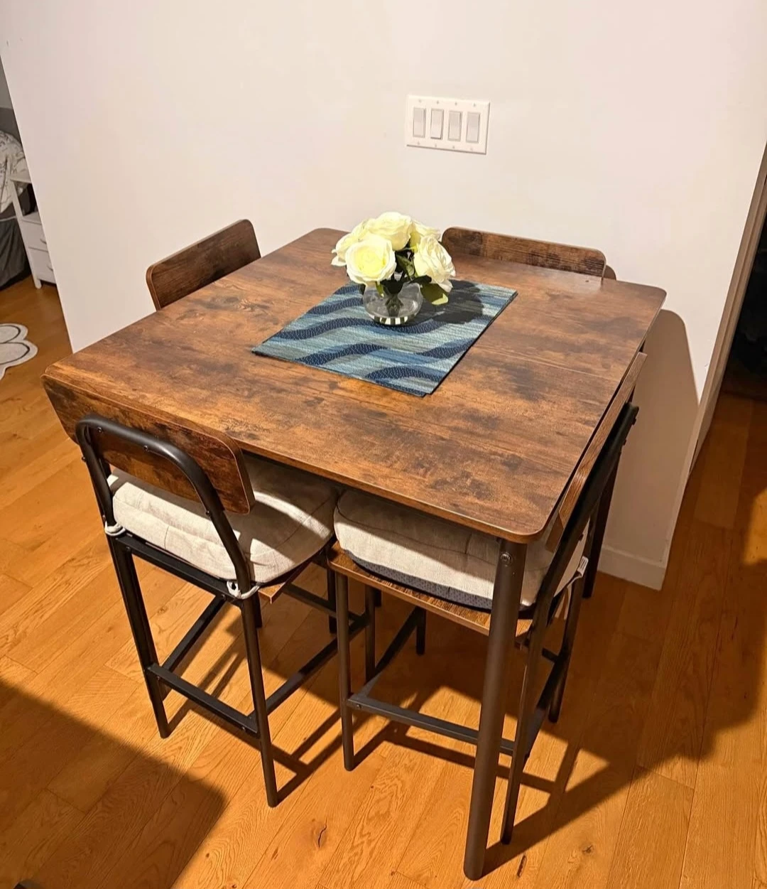 Free Brand new dining table with 4 chairs+chusions included - photo 3