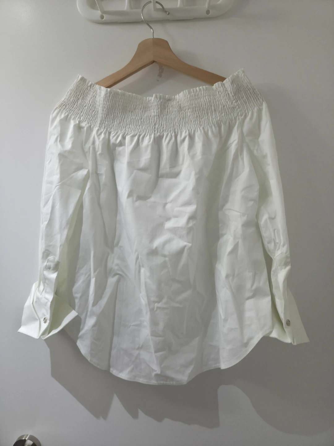 BNWT Tommy Hilfiger White Off-The-Shoulder Blouse (Size S) - photo 2