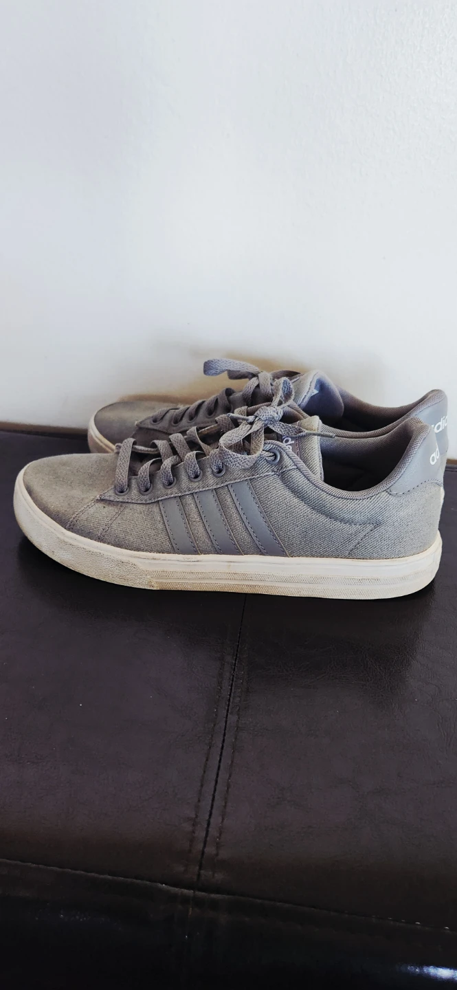 Adidas Mens Athletic shoe Size 8.5 - photo 2
