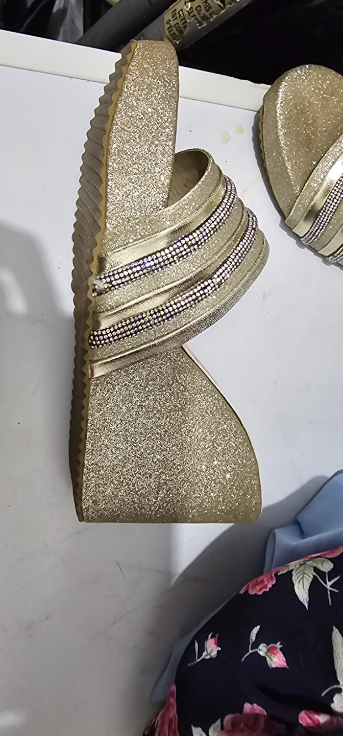 Easy Collection Gold Wedge Sandals Size 7 - photo 2
