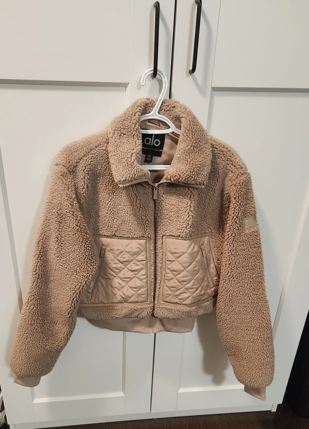 Brand new Alo Yoga Sherpa Edge Bomber Jacket S chai latte color - photo 4