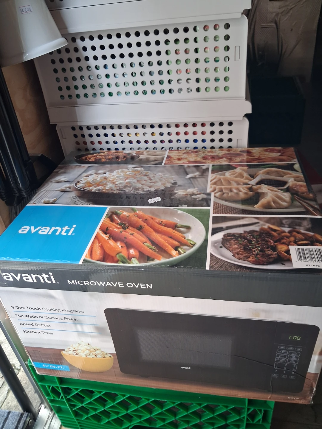 Avanti 0.7 Cu. Ft. Microwave Oven - photo 2