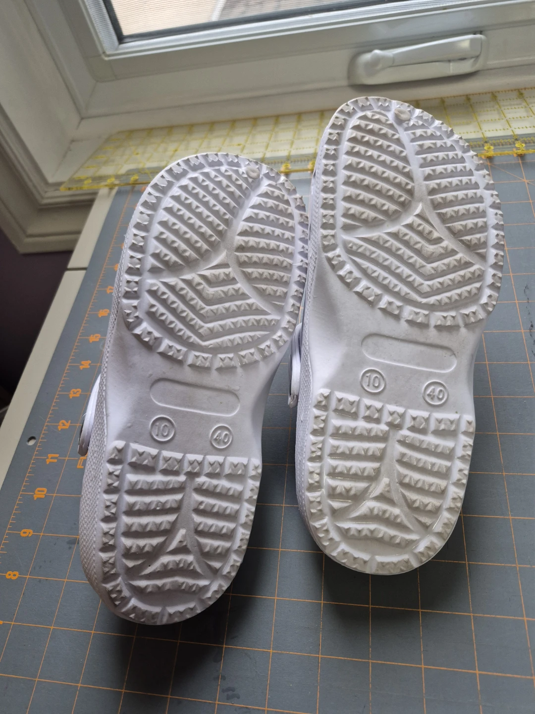 White Maple Leaf Foam Clogs Size 10 - photo 2