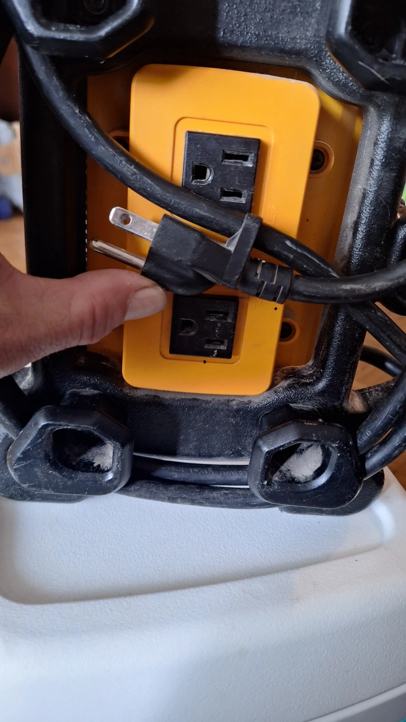DEWALT Jobsite Radio best offer asap - photo 2