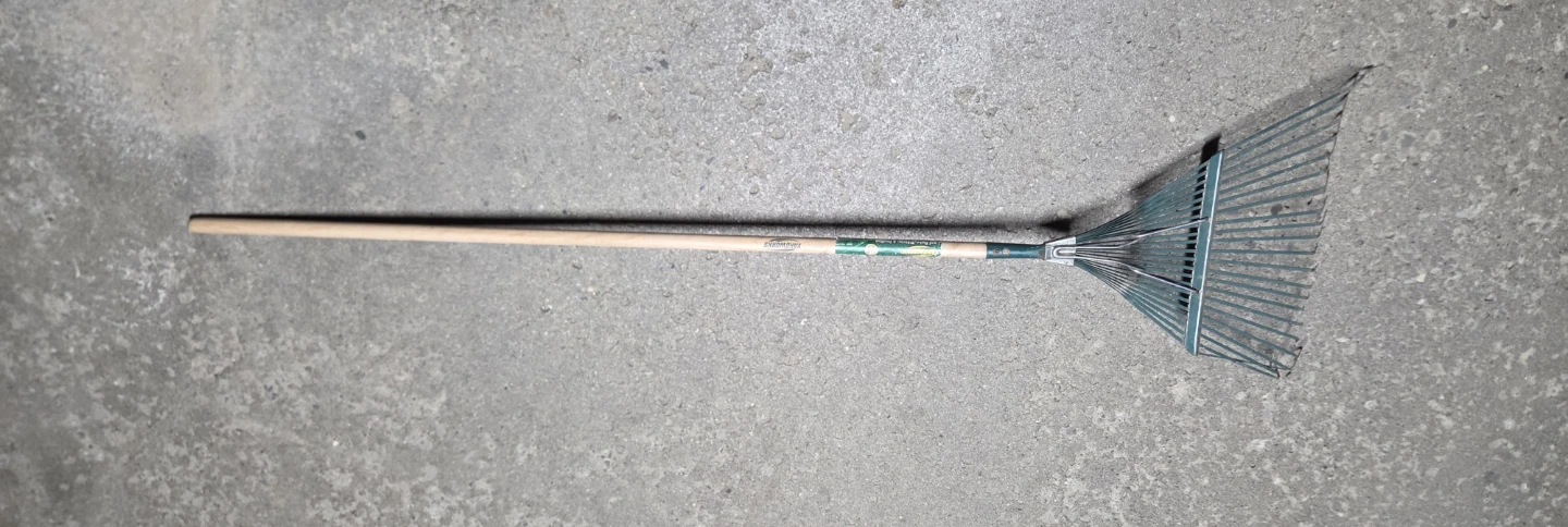 Yardworks Metal 22-inch Leaf Rake - photo 2