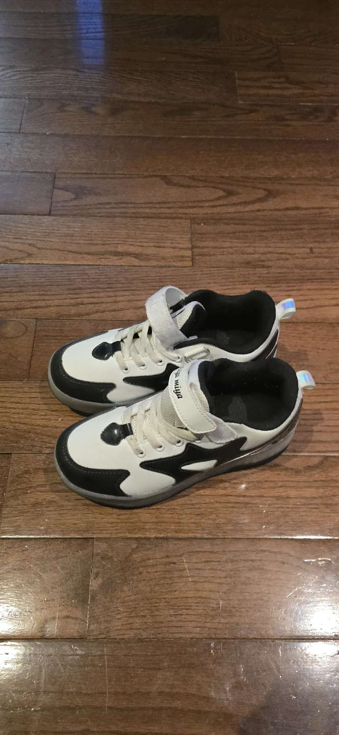 Miya Miya Roller Shoes (light up at the bottom)