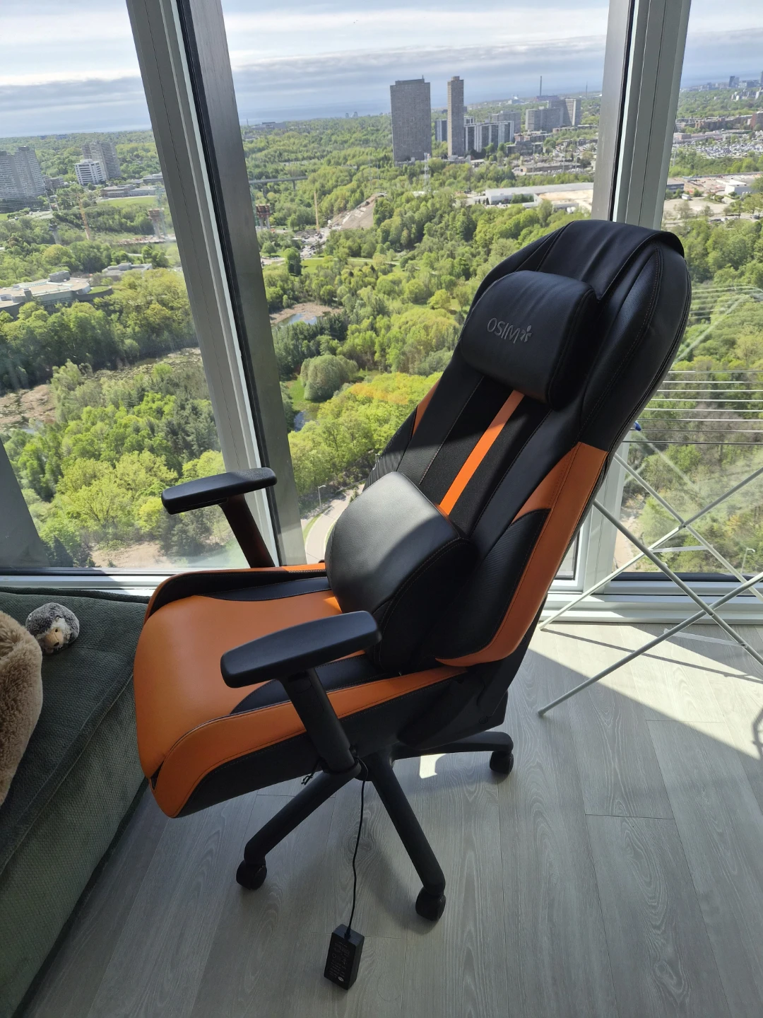 OSIM uThrone Gaming Massage Chair - photo 2