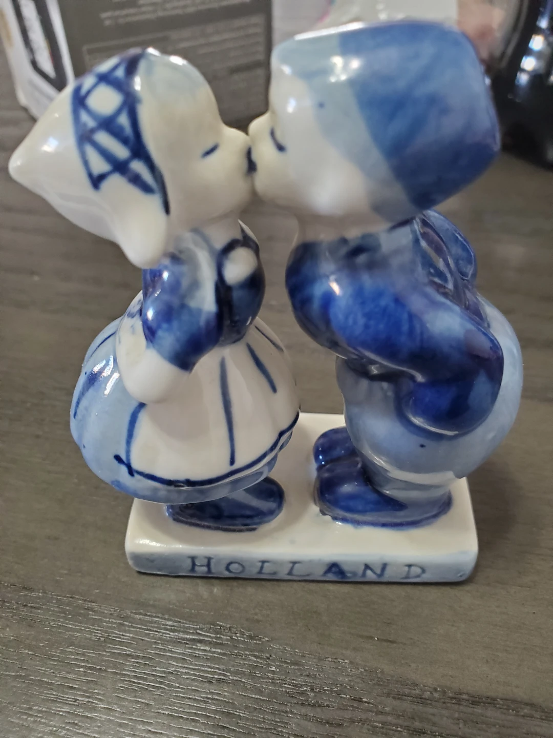 Delft Blue Kissing Couple Figurine
