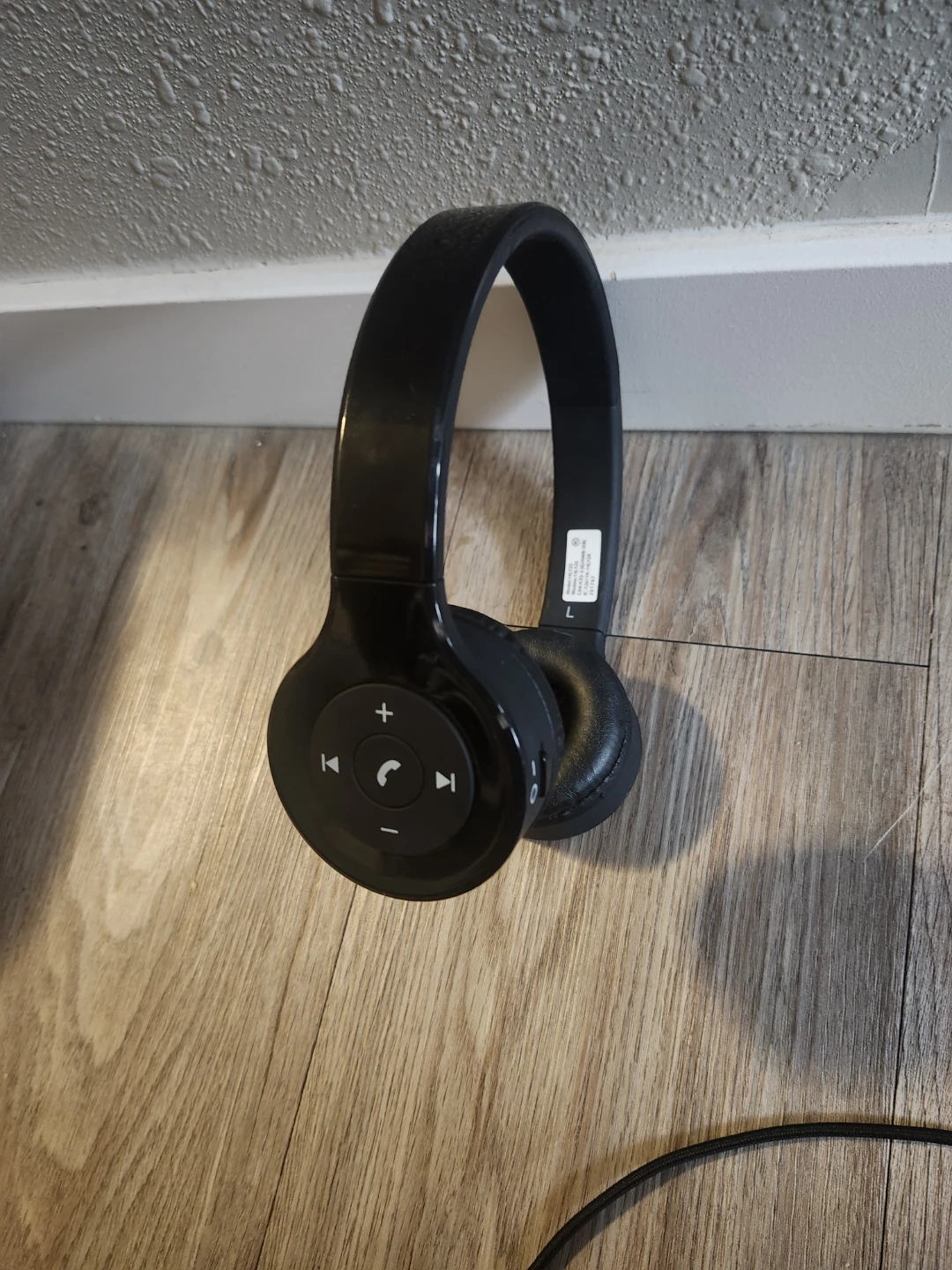 Black Bluetooth Headphones - photo 2