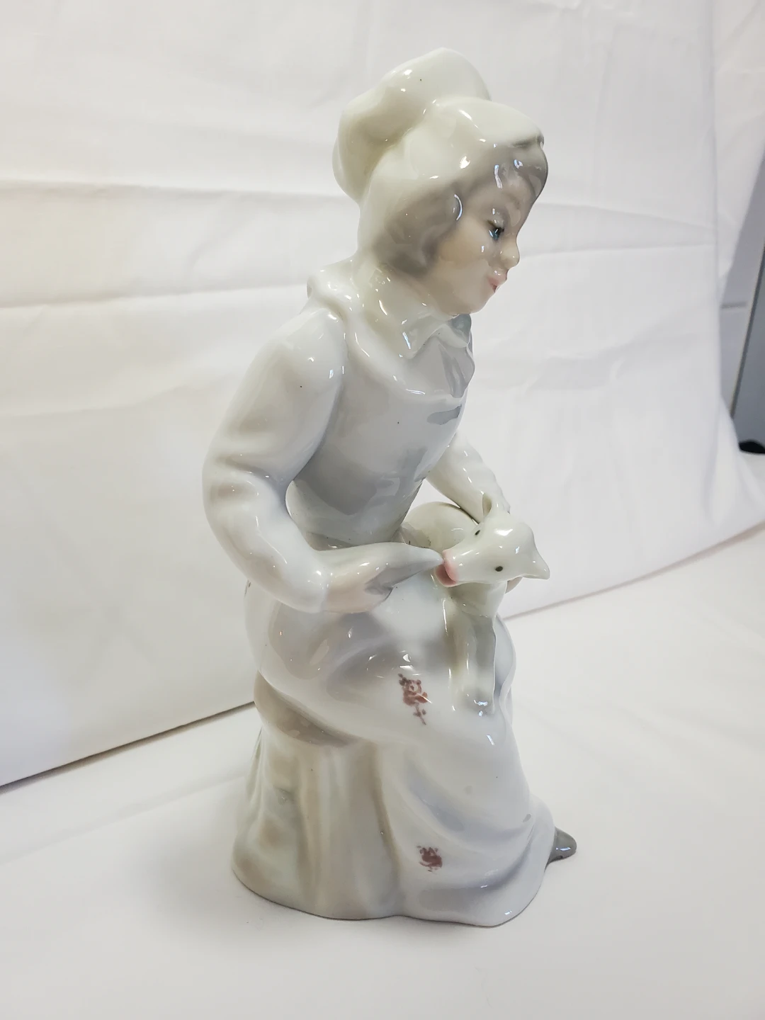 Tengra Lladro  Spanish Made  Porcelain woman With Lamb figurine - photo 3