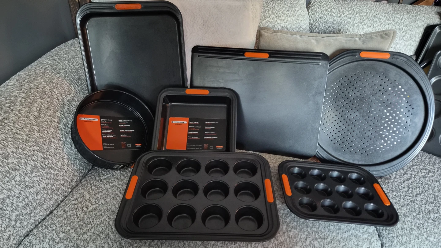 Le Creuset 7-piece Non-Stick Bakeware Set (2 new&5used)