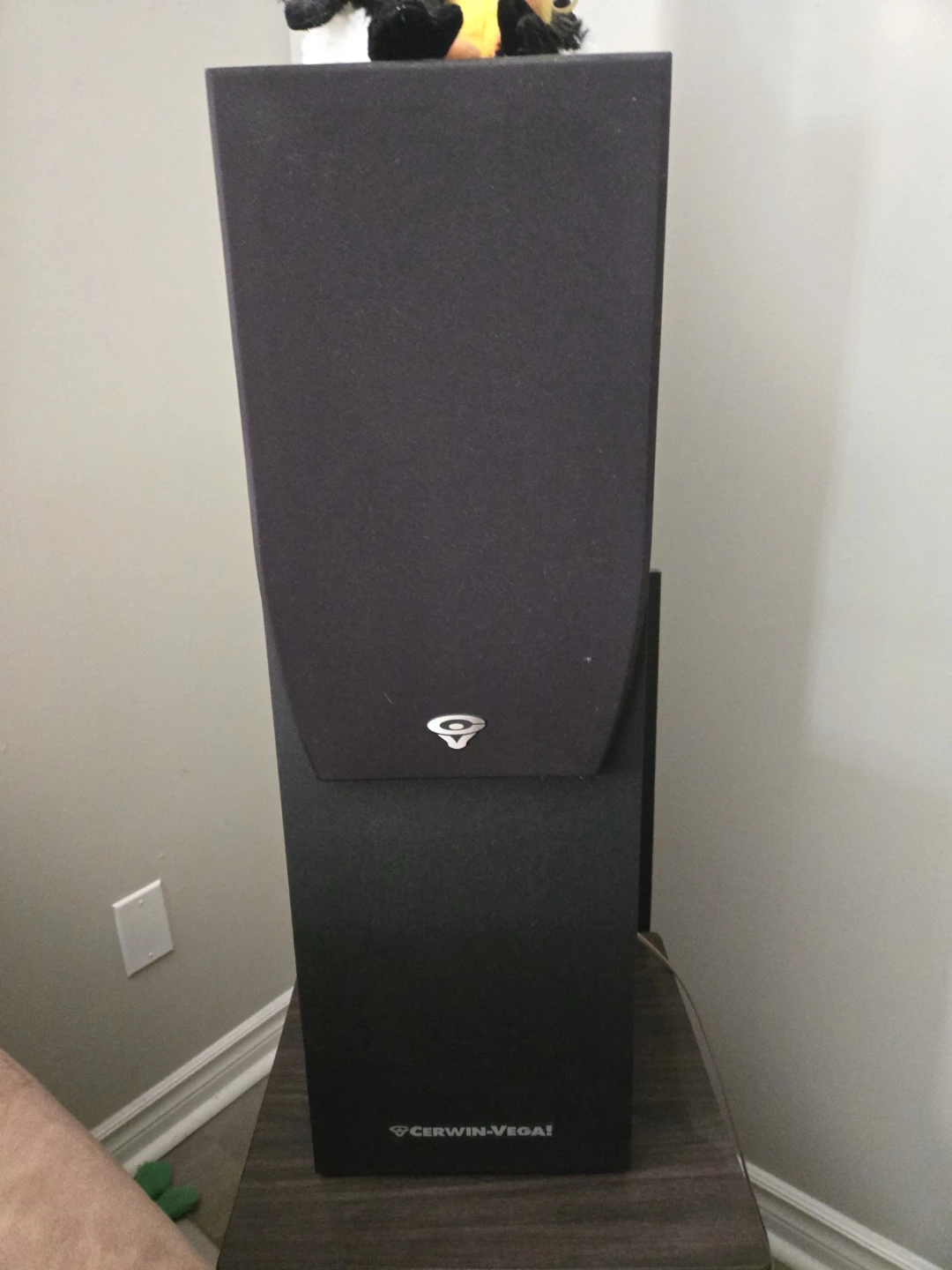 Selling a pair of Cerwin-Vega SL-8 Speaker