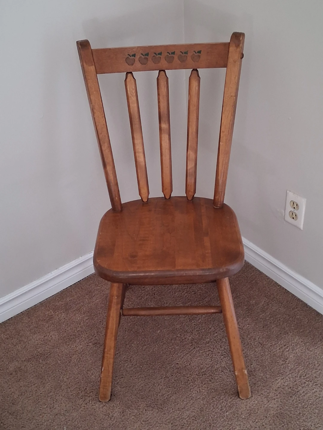 Solid wood chair with apple detail - photo 2