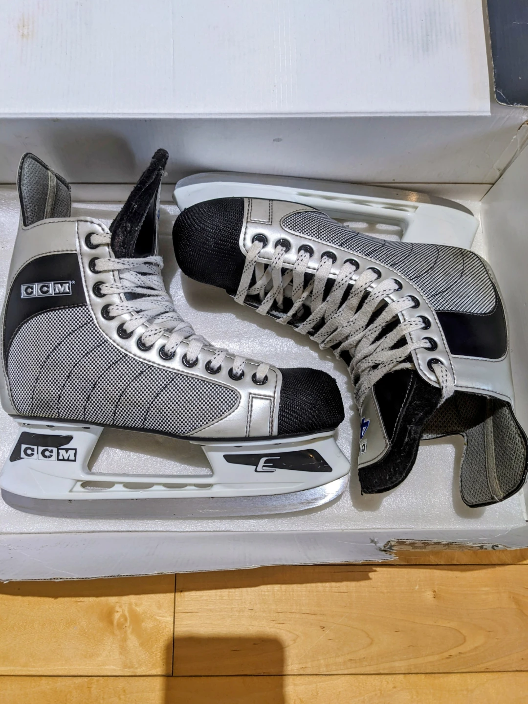 ISE SKATES CCM ADULT SIZE 7 - photo 4