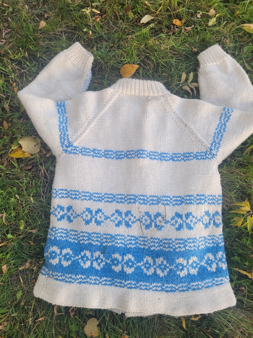 White and blue zip-up knit sweater - photo 2