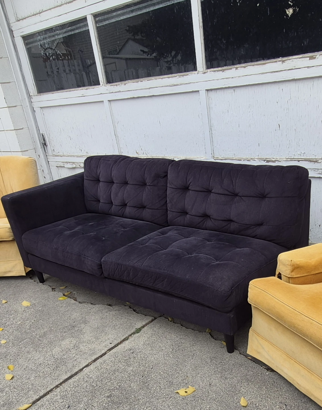 It is a standalone 3-seater modern track-arm sofa. - photo 4
