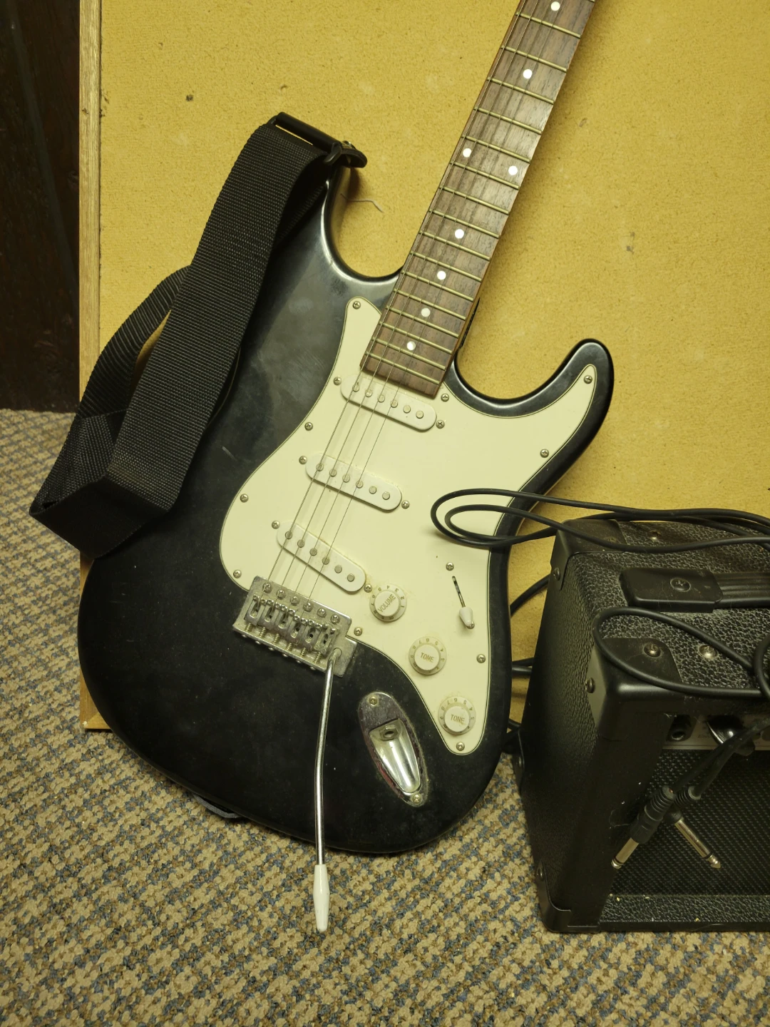 Electric Guitar & Amp * Great for beginners * or new ROCK STAR * - photo 3